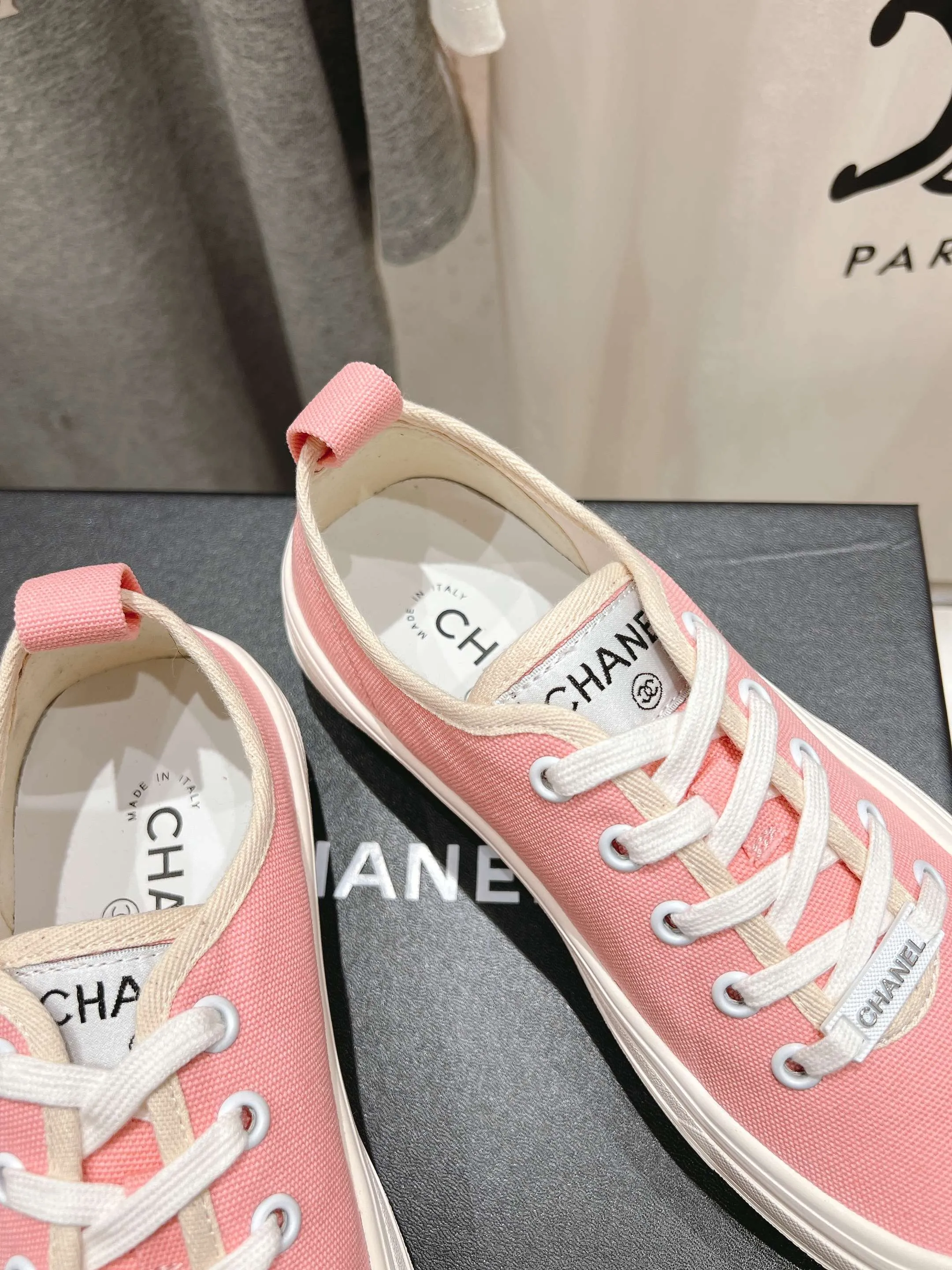 👟👟Ex-factory price 400👟👟 Chanel* Xiaoxiang 2025ss latest casual shoes, the currently super popular biscuit shoes. Internet celebrity Xiaohongshu is crazy about hot recommendations. The silly and cute style has a retro flavor! The shape is special and very recognizable. It makes your legs slimmer and longer. It is absolutely powerful. It is also very comfortable to wear. It has good looks. It is comfortable and increases your height. I must recommend it to everyone. The main feature of this year's series is minimalist style. ✔Fabric: original customized canvas. ✔Feet: water-dyed cowhide, comfortable on the feet. ✔Outsole: open-molded high-elastic rubber platform sole. ✔Number: 35-39.